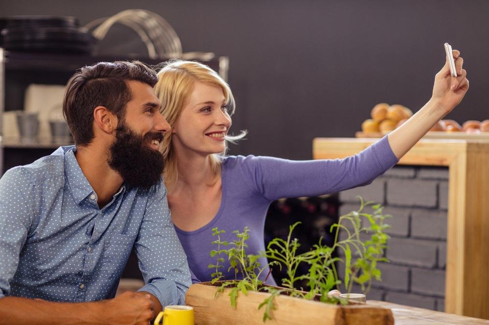 NE SVIĐA VAM SE KAKO ISPADATE NA SELFIJIMA? Izgledate drugačije uživo, a evo zbog čega!