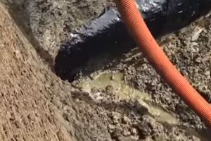 (VIDEO) MEDIJI IZ SLAVONSKOG BRODA OBJAVILI STRAŠNE SNIMKE: Ovo je dokaz da benzin već 6 dana ističe u vodu