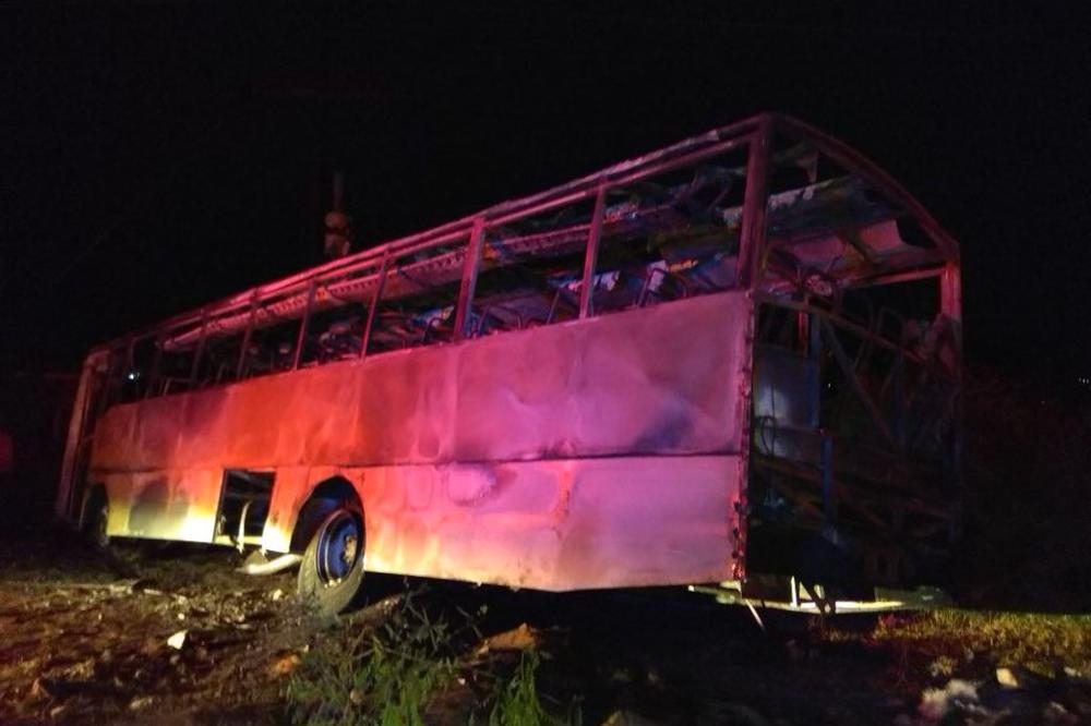 (FOTO) KRVAVI NAPAD U JUŽNOJ AFRICI: Bacili bombu na autobus sa rudarima, šestoro izgorelo