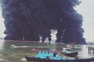 NE PALITE CIGARETE, EKSPLODIRAĆE CEO GRAD: Zbog izlivanja nafte vanredno stanje u Indoneziji!