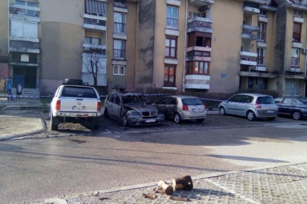 (FOTO) IZGOREO AUTOMOBIL NA CETINJU: Požar podmetnut, vatra uništila još 2 vozila!