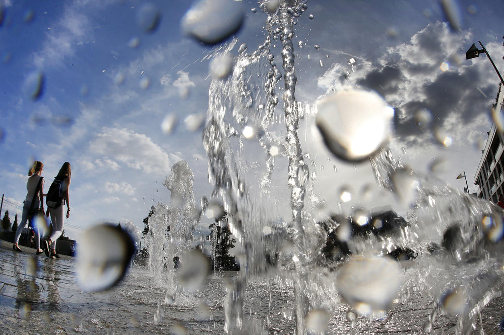 VANDALIZAM U RUZVELTOVOJ: Sipali deterdžent u fontanu kod Tehničkog fakulteta
