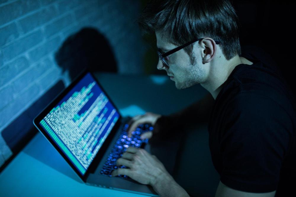 haker, baza podataka, kompjuter