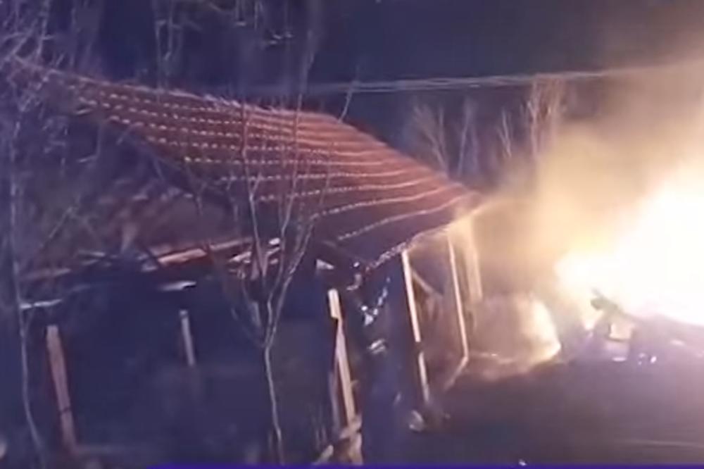 (VIDEO) DRAMA KOD IVANJICE: Radoslavu izgorela kuća do TEMELJA! Komšije ga izvukle napolje u poslednjem trenutku!