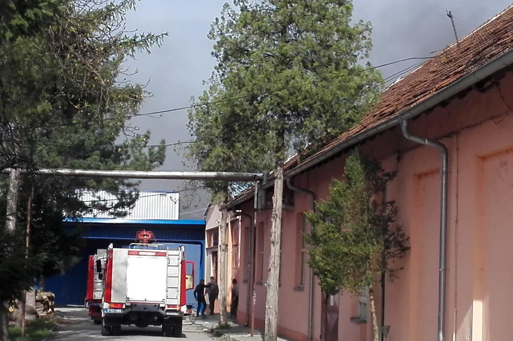 PANIKA U PROKUPAČKOJ FABRICI: Izbio požar u sred smene, dim kuljao kroz krov i prozore