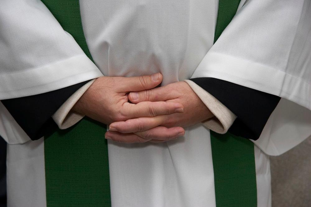 SVEŠTENSTVO U AMERICI NA UDARU ZAKONA: Pet sveštenika optuženo za seksualne delikte