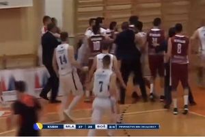 (VIDEO) HAOS U BOSNI! SEVALE PESNICE NA PARKETU! Žestoka tuča košarkaša u Mrkonjić Gradu