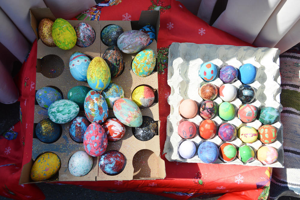 VASKRŠNJE ČAROLIJE: Klinci oslikavali jaja ispred Konaka kneginje Ljubice