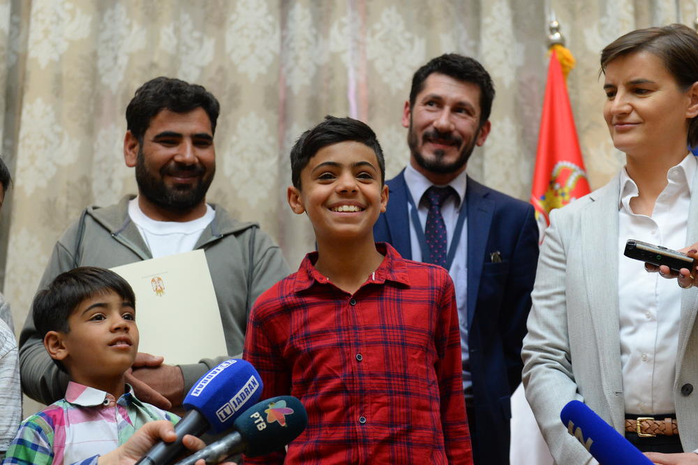 (FOTO) SLIKARSKIM TALENTOM ODUŠEVIO SRBIJU: Farhad (12) iz Avganistana i njegova porodica dobili srpsko državljanstvo