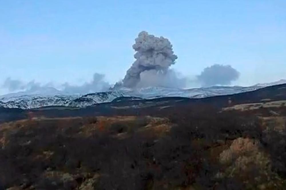 NARANDŽASTI ALARM NA KURILSKIM OSTRVIMA! DIV SE BUDI: Vulkan Ebeko izbacuje pepeo 2,5 km uvis!