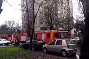 (FOTO) DRAMA NA BANJICI NA VELIKI PETAK: Planuo požar na 17. spratu solitera u Crnotravskoj, gasilo ga 30 vatrogasaca! Stanarka zadobila opekotine