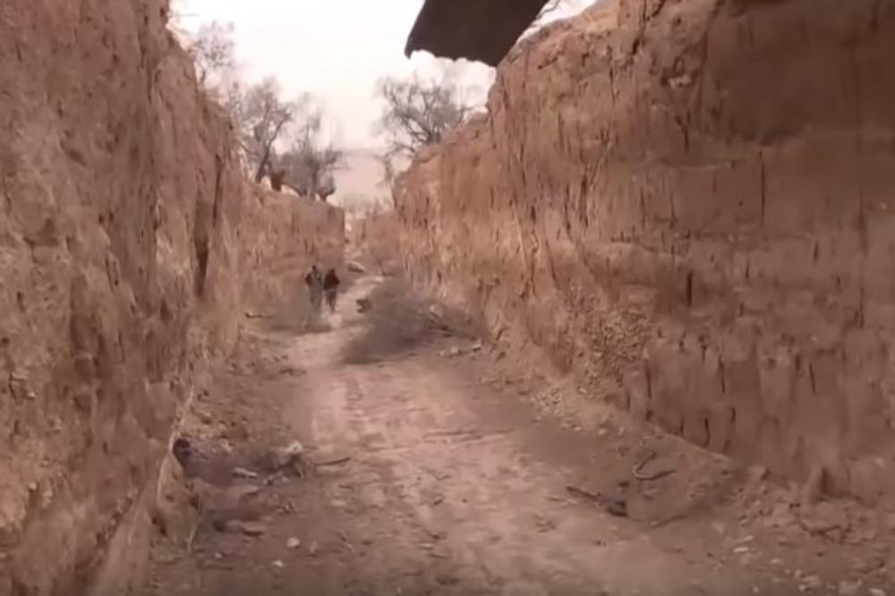 (VIDEO) DUGAČAK NEKOLIKO KILOMETARA: Sirijci dronom snimili najveći rov u toj zemlji