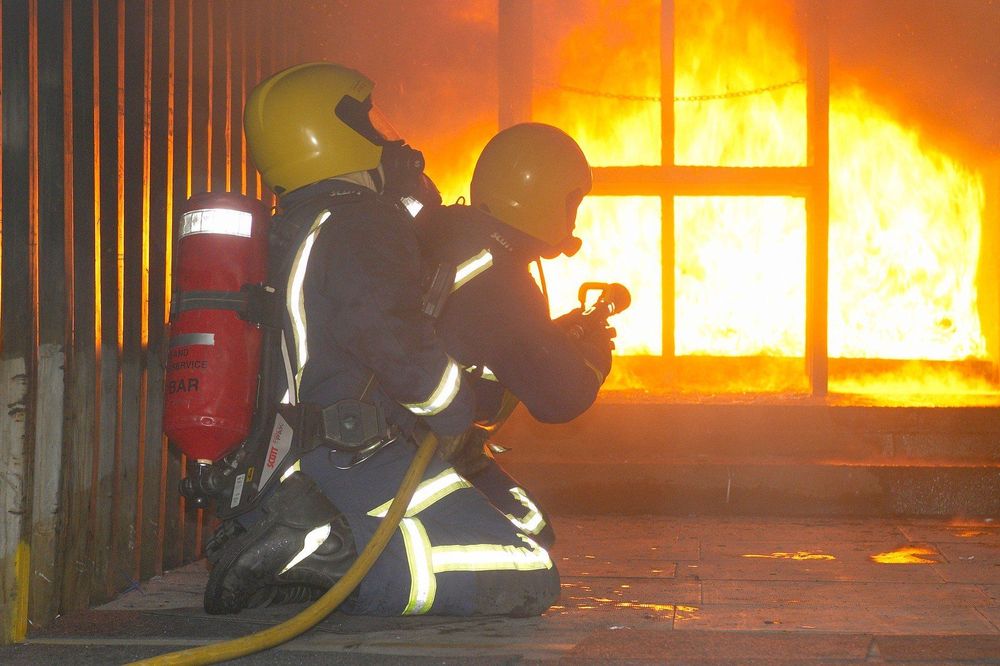 POŽAR KOD ŽITIŠTA: Vatra buknula zbog starog dimnjaka, vatrogasci spasli ženu
