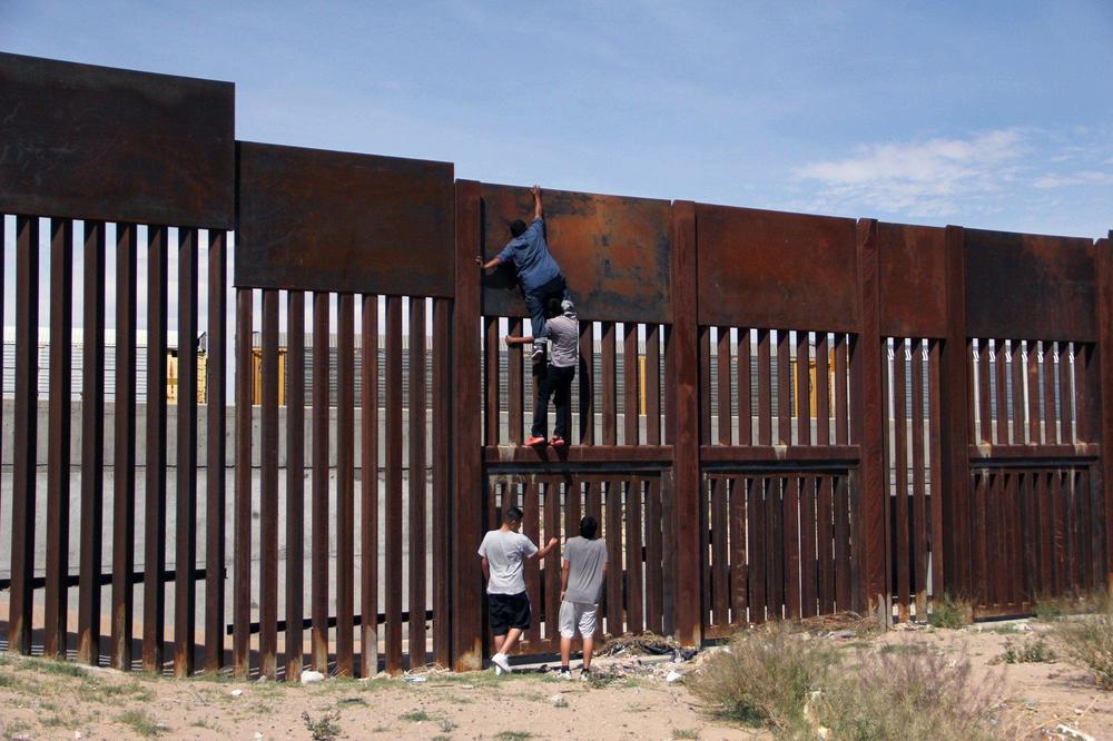 (FOTO) DŽABA IM TRAMPOV ZID: Migranti iz Meksika preskaču ogradu za manje od 2 minuta