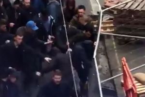 (UZNEMIRUJUĆI VIDEO) HAOS U ENGLESKOJ: Opšta tuča huligana pred mančesterski derbi! Čoveka brutalno gazili po glavi dok je ležao na zemlji!