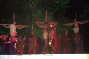 (VIDEO) ISUSA MI NE DIRAJ! Upao na predstavu i lemao glumce koji su glavnog razapinjali na krst!