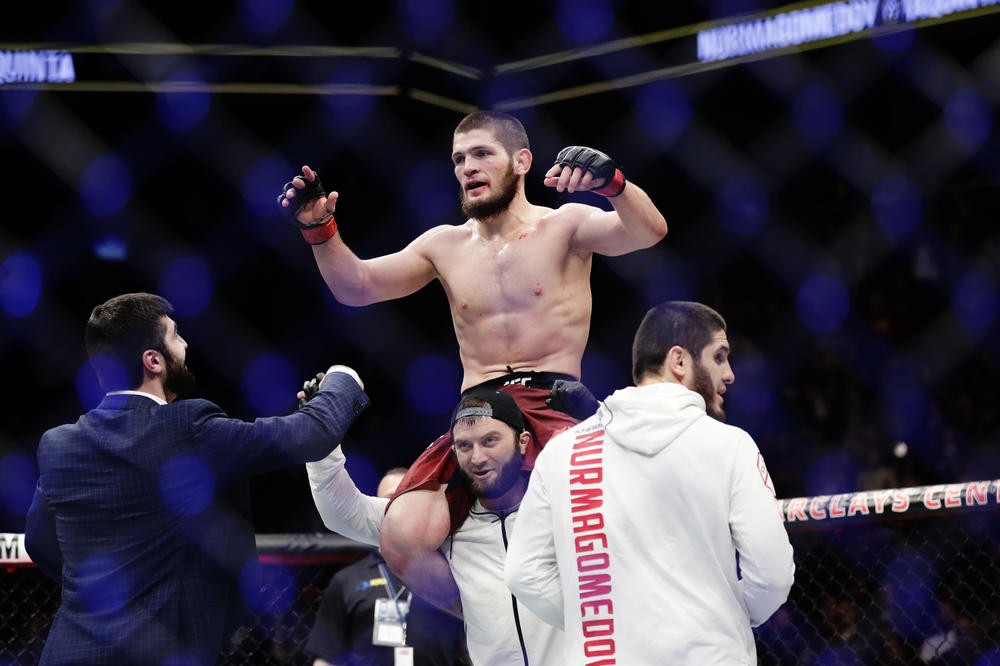 (VIDEO) NURMAGOMEDOV UZEO UFC POJAS, PA ISMEJAO MEKGREGORA: Gde je Konor? Hoćeš da se tučeš sa autobusom?