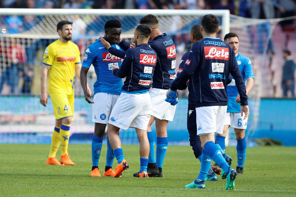(VIDEO) ŠOKANTAN FINIŠ DRAME POD VEZUVOM: Napoli pobedio Kjevo golom u 93. minutu i ostao u trci za titulu