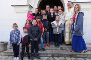 (FOTO) VASKRS U HRAMU SVETIH APOSTOLA PETRA I PAVLA U ŽITORAĐI: Ovo su vlasnici najlepše oslikanih jaja