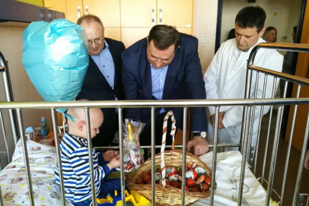 OBIŠAO MALE JUNAKE: Dodik posetio najmlađe pacijente UKC-a Republike Srpske