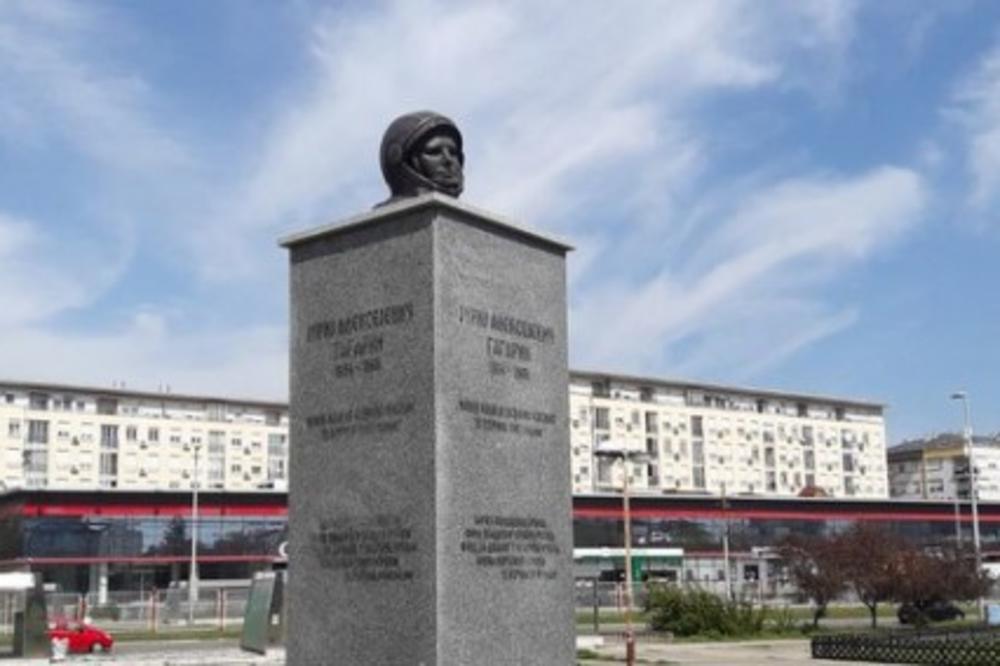 (FOTO) HIT I U BRITANSKIM MEDIJIMA: Spomenik Juriju Gagarinu stigao do BBC, pogledajte kako su ga NAZVALI!