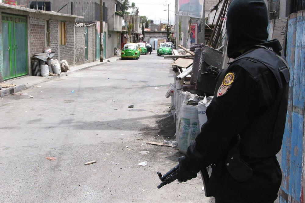 NARKO-KARTELI NE PRAŠTAJU:  Meksički policajci proveravali vozilo, mafijaši brutalno smakli šestoricu (VIDEO)