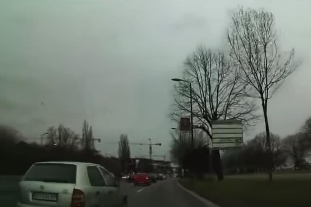 (VIDEO) HOLANĐANIN ŠOKIRAN SRPSKIM VOZAČIMA: Ovde puna linija zapravo nije puna, a auto možete parkirati gde hoćete