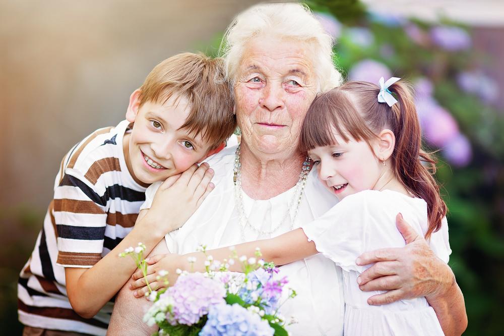 NAUČNICI ZAKLJUČILI: Svakodnevna briga o unucima produžava život!