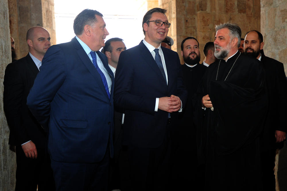 OBNOVA SRPSKE SVETINJE   Vučić, Dodik  i vladika Grigorije obišli crkvu Svete trojice u Mostaru (FOTO)