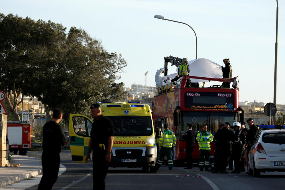 (FOTO) STRAVIČNA NESREĆA NA MALTI: Otvoreni turistički autobus naleteo na granu, dvoje poginulo