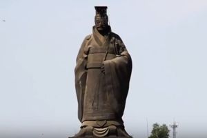(VIDEO) CAR OD 6 TONA LUPIO GLAVOM O POD: Snažan vetar oborio statuu prvog kineskog imperatora