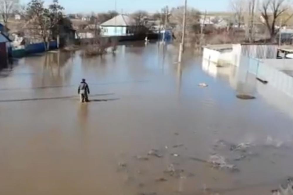 (VIDEO) POTOP U RUSIJI: Poplavljeni mostovi i putevi! Voda ušla u više od 510 kuća