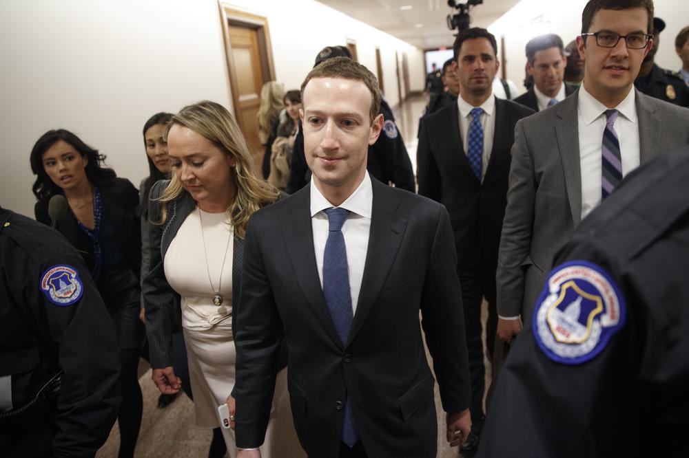 SITUACIJA JE TOLIKO OZBILJNA DA JE ZAKERBERG OBUKAO ODELO: OsnivaÄ Fejsbuka odgovara na pitanja pred Kongresom