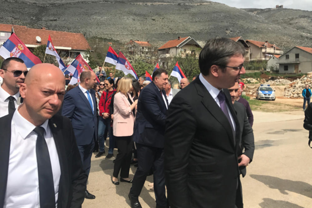 VUČIĆ U TREBINJU: Predsednik Srbije obišao radove, građani razvili transparent "Hvala vam za vrtić!"