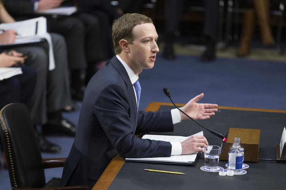 (FOTO) TAJNA ZAKERBERGOVE STOLICE: Vlasnik Fejsbuka svedočio pred Kongresom, ali su svi pogledi bili uprti u jedan BIZARAN DETALJ