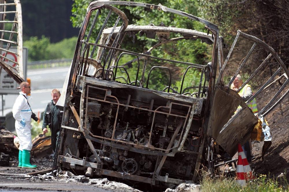 (FOTO) ZAPALIO SE AUTOBUS PUN VOJNIKA U HRVATSKOJ: Planuo motor, vozilo potpuno izgorelo!