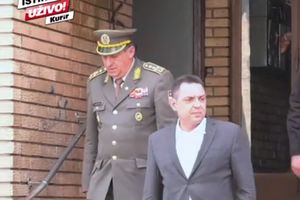 (KURIR TV) MUK I TUGA ISPRED DOMA POGINULOG PILOTA: Vulin i Diković izjavili saučešće porodici poginulog pilota