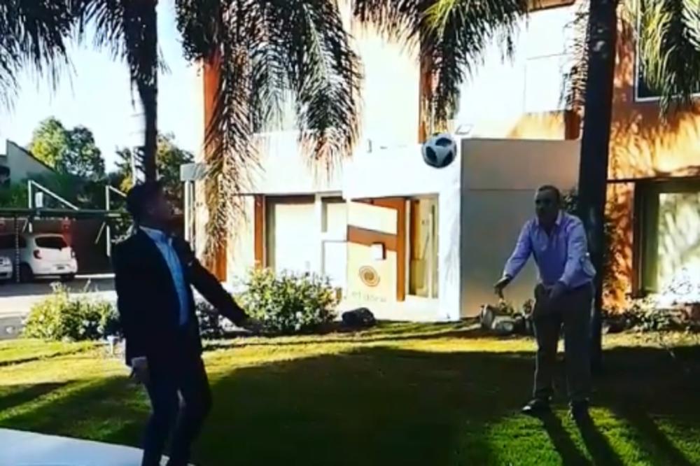 (VIDEO) NE POKUŠAVAJTE OVO KOD KUĆE: Poznati novinar probao da izvede Ronaldove makazice pa završio u hitnoj!
