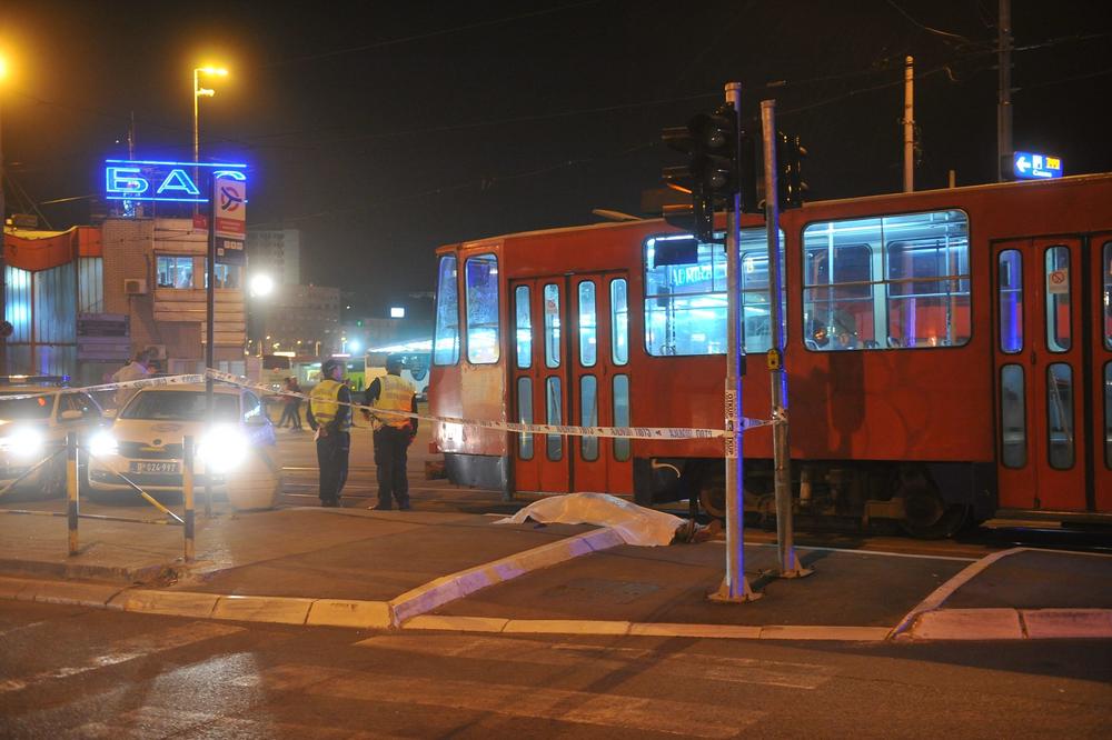STRAVIČNA NESREĆA U CENTRU BEOGRADA: Mladić se sapleo i pao pod tramvaj! Poginuo na licu mesta