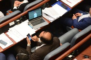 (FOTO) UHVAĆENI NA DELU: Evo šta rade makedonski poslanici dok se odlučuje o poverenju vladi!