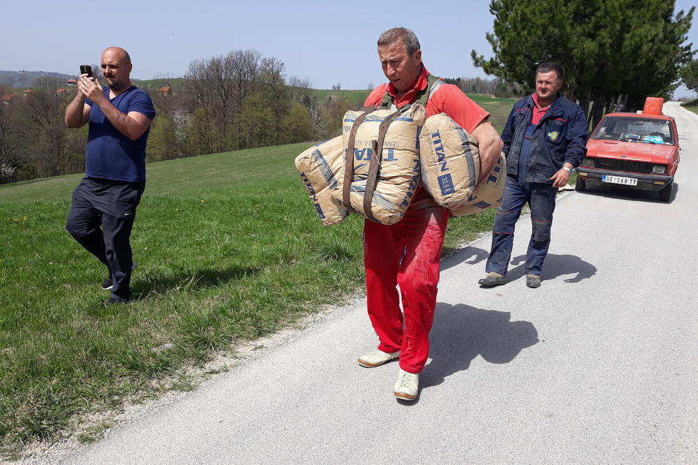 (FOTO) UŽIČKI SUPERMEN POMERIO SVE GRANICE: Ima 70 godina i trči sa 200 kilograma cementa na sebi