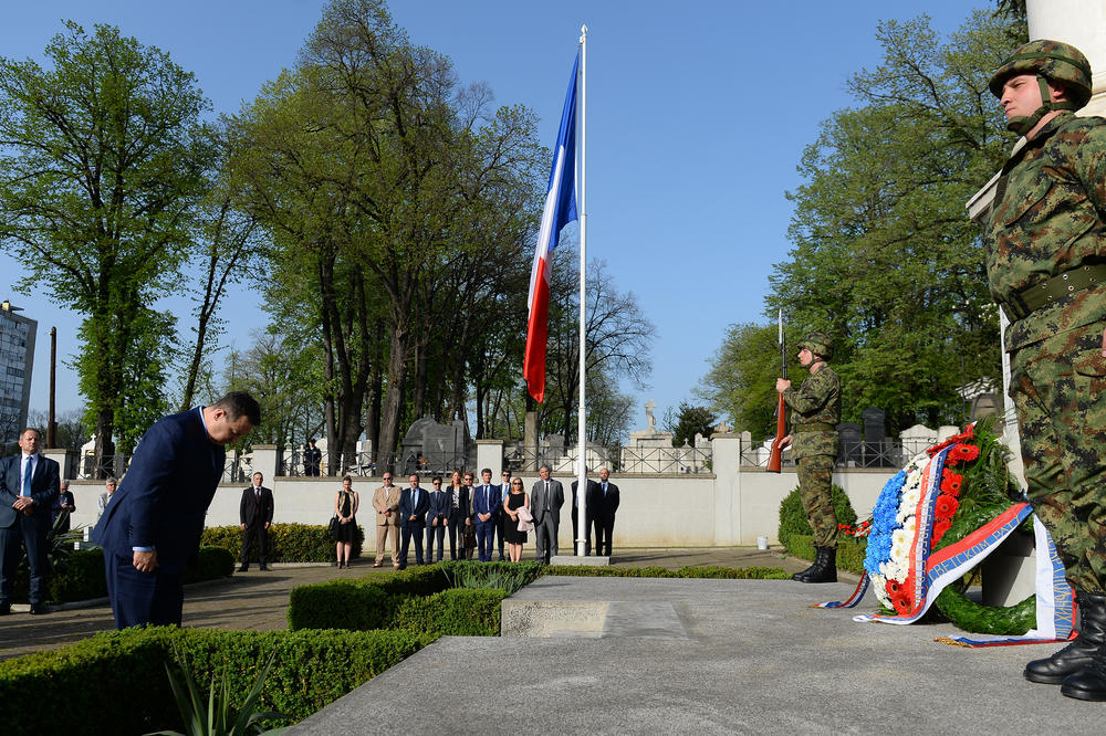 DAČIĆ I LE DRIJAN POLOŽILI VENCE NA FRANCUSKOM VOJNOM GROBLJU: Srbija voli Francusku kao što je ona volela nas