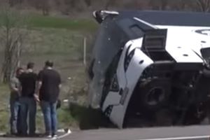 (VIDEO) VELIKA NESREĆA KOD SOFIJE: Autobus se prevrnuo posle sudara sa automobilom, 6 mrtvih, 22 povređena
