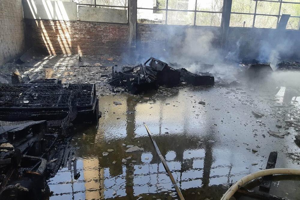 (VIDEO) GUST DIM NAD CENTROM LESKOVCA: Izgoreo prepun magacin fabrike nameštaja, šteta je ogromna!