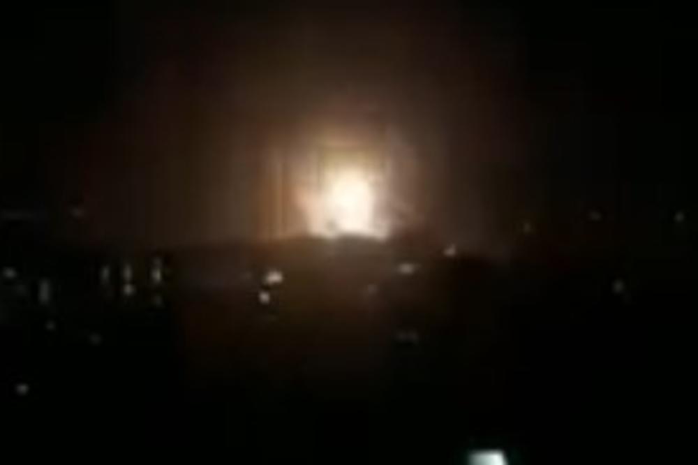 (VIDEO) NOVI VAZDUŠNI UDAR U SIRIJI: Bombardovana najveća iranska vojna baza Džabal Azan!