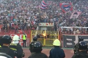 (KURIR TV) LUDNICA NA SEVERU: Navijači Zvezde zapalili majice Partizana!