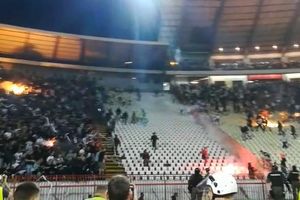 (KURIR TV) PREKINUT DERBI: Navijači Zvezde i Partizana napravili HAOS na Marakani! Pogledajte izbliza nerede na stadionu