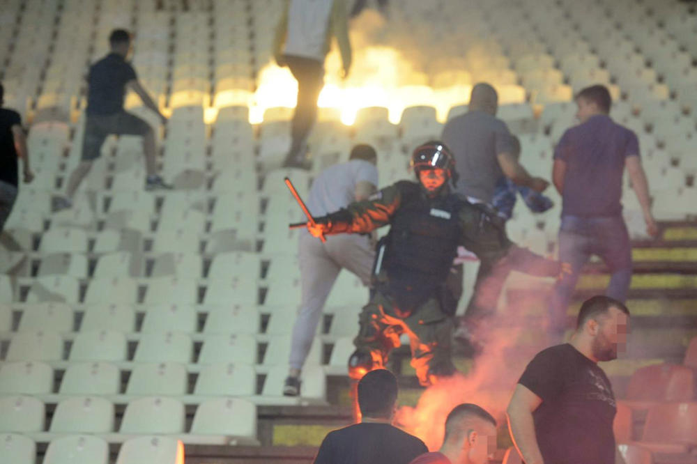 KRVAVA TUČA ISPRED STADIONA PARTIZANA: Međusobna tuča Grobara, letele baklje i kamenice na sve strane! Huligani sa fantomkama se tukli sa kaiševima!