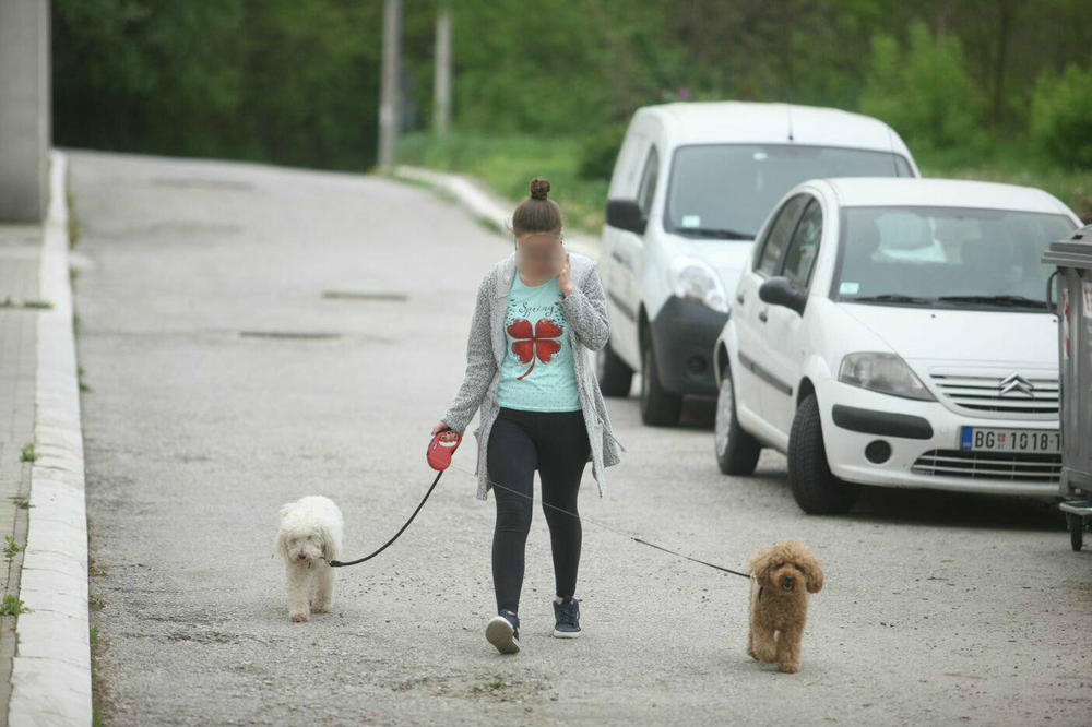 (FOTO) DAN POSLE NASILJA ISPRED KUĆE BEKVALČEVE MIRNO: Nataša se zatvorila, napolje izašla samo dadilja