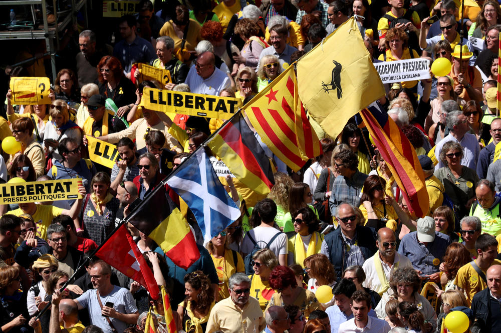 (FOTO) TRAŽE OSLOBAĐANJE LIDERA: Hiljade Katalonaca na ulicama Barselone!